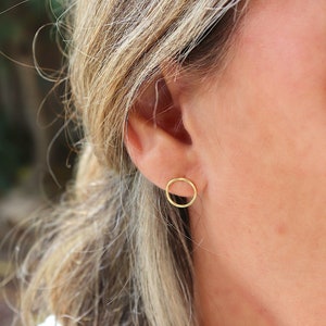 Petites boucles d'oreilles puces anneau rond, clous d'oreilles femme minimaliste en argent ou doré, cadeaux femme image 5