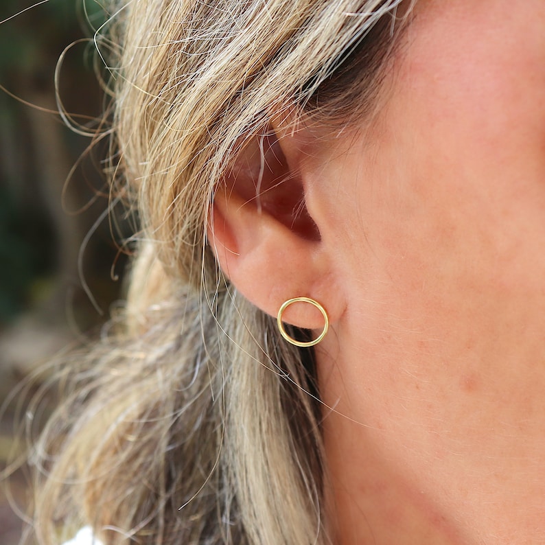 Petites boucles d'oreilles puces anneau rond, clous d'oreilles femme minimaliste en argent ou doré, cadeaux femme image 5