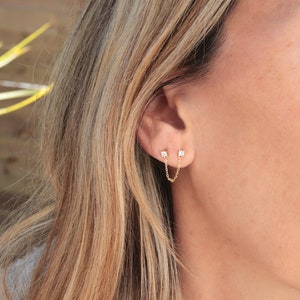 Boucles d'oreilles puces deux trous chaine et zircons, petits clous d'oreilles minimaliste femme en argent ou doré, cadeaux pour elle image 2