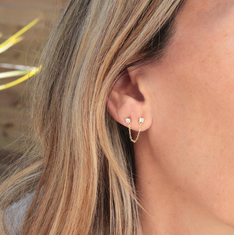 Boucles d'oreilles puces deux trous chaine et zircons, petits clous d'oreilles minimaliste femme en argent ou doré, cadeaux pour elle image 2