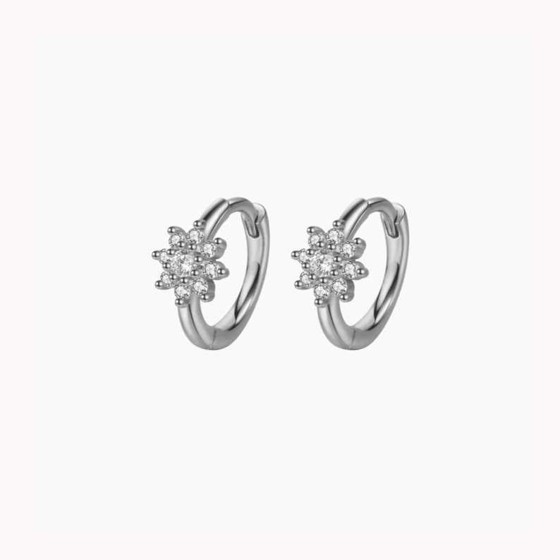 Boucles d'oreilles créoles fleur zircons blancs,petis anneaux femme argent ou doré style minimaliste, cadeaux femme Argent