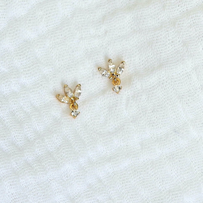 Boucles d'oreilles fleur trois pétales pendentif zircon,clous d'oreilles femme argent ou doré, petites puces d'oreilles minimaliste image 1