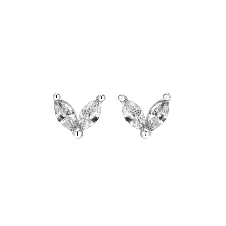 Petites puces d'oreilles fleur deux pétales zircons,mini clous d'oreilles dorés ou argent femme style minimaliste, cadeaux Argent