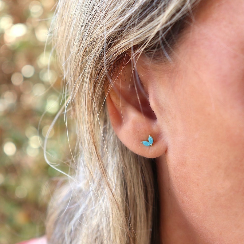 petits clous d'oreilles fleur deux pétales turquoises, mini puces d'oreilles femme argent ou doré, style minimaliste image 1