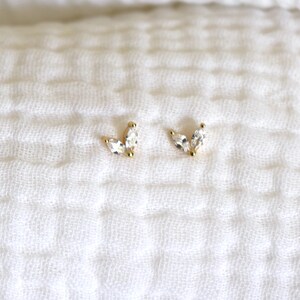 Petites puces d'oreilles fleur deux pétales zircons,mini clous d'oreilles dorés ou argent femme style minimaliste, cadeaux image 8