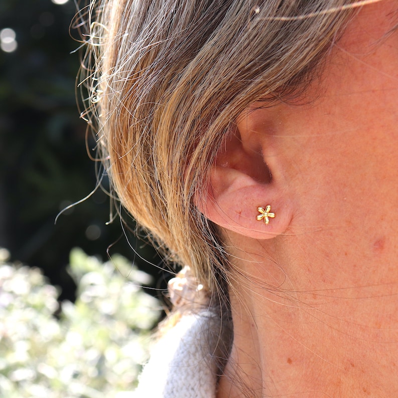 Kleine Blumenohrringe, Mini-Ohrstecker aus Silber oder Gold für Frauen, minimalistische Ohrringe Bild 6