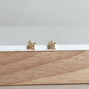 Petites boucles d'oreilles clous étoile avec zircons, puces minimalistes star, cadeau femme image 5