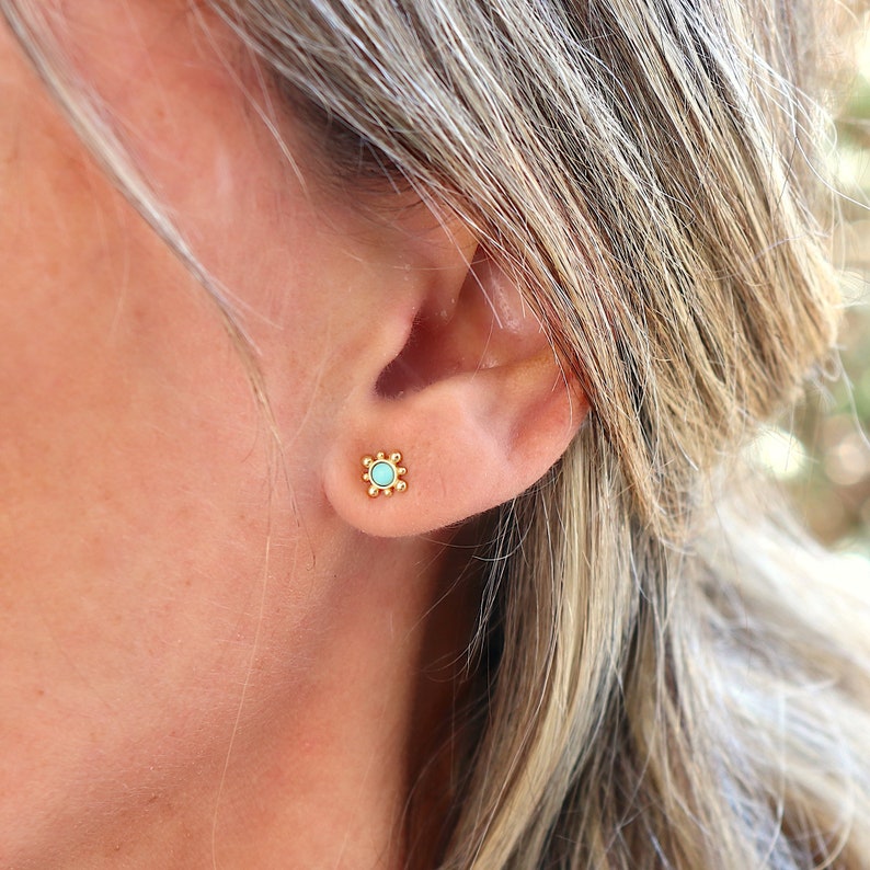 petites boucles d'oreilles puces turquoise ou nacre soleil boules,mini clous d'oreilles femme dorés style minimaliste, cadeaux image 2