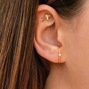boucles d'oreilles puces trois boules, petits clous d'oreilles dorés ou argent, puces minimalistes femme image 7