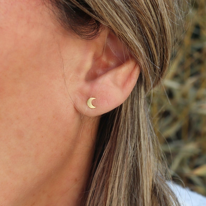 Petites puces d'oreilles forme lune,clous d'oreilles disponible en argent ou dorés, boucles d'oreilles minimalistes femme image 1