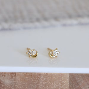 Petites puces d'oreilles lune et étoile zircons, mini clous d'oreilles femme dorés ou argent style minimaliste, cadeau femme image 2