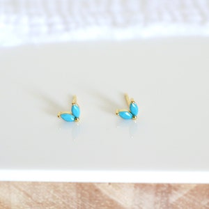 petits clous d'oreilles fleur deux pétales turquoises, mini puces d'oreilles femme argent ou doré, style minimaliste image 2