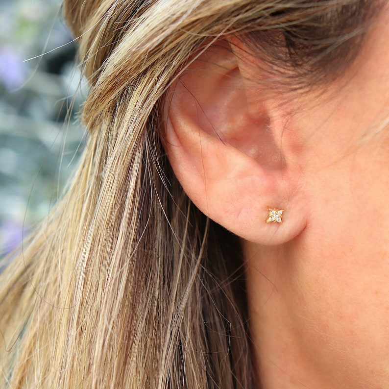 Petites boucles d'oreilles clous étoile avec zircons, puces minimalistes star, cadeau femme image 1