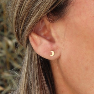 Petites puces d'oreilles forme lune,clous d'oreilles disponible en argent ou dorés, boucles d'oreilles minimalistes femme image 5
