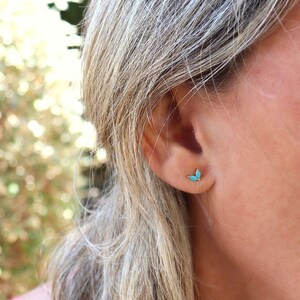 petits clous d'oreilles fleur deux pétales turquoises, mini puces d'oreilles femme argent ou doré, style minimaliste image 5