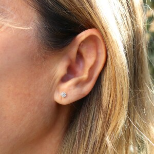 Petites puces d'oreilles avec zircon,clous d'oreilles trois couleurs disponibles, boucles d'oreilles dorées femme image 2