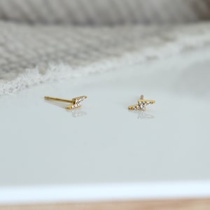 Petites puces d'oreilles éclairs avec brillants zircons, mini clous femme en argent ou doré, boucles d'oreilles minimalistes image 8