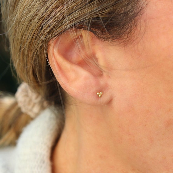 Petites boucles d'oreilles puces trois boules, mini clous d'oreilles femme doré ou argent style minimaliste, cadeaux pour elle