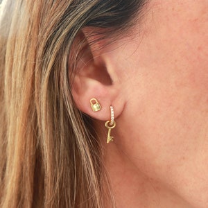 Boucles d'oreilles créoles zircons avec un pendentif clé, mini anneaux femme disponibles en argent ou doré, cadeaux image 3