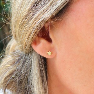 Petites boucles d'oreilles puces fleur boules,mini clous d'oreilles femme argent ou doré style minimaliste image 3