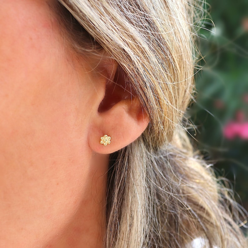 Petites boucles d'oreilles puces fleur boules,mini clous d'oreilles femme argent ou doré style minimaliste image 1