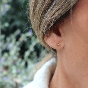 Petites boucles d'oreilles puces barre trois boules, clous d'oreilles femme minimalistes disponible en argent 925 ou dorés 画像 7
