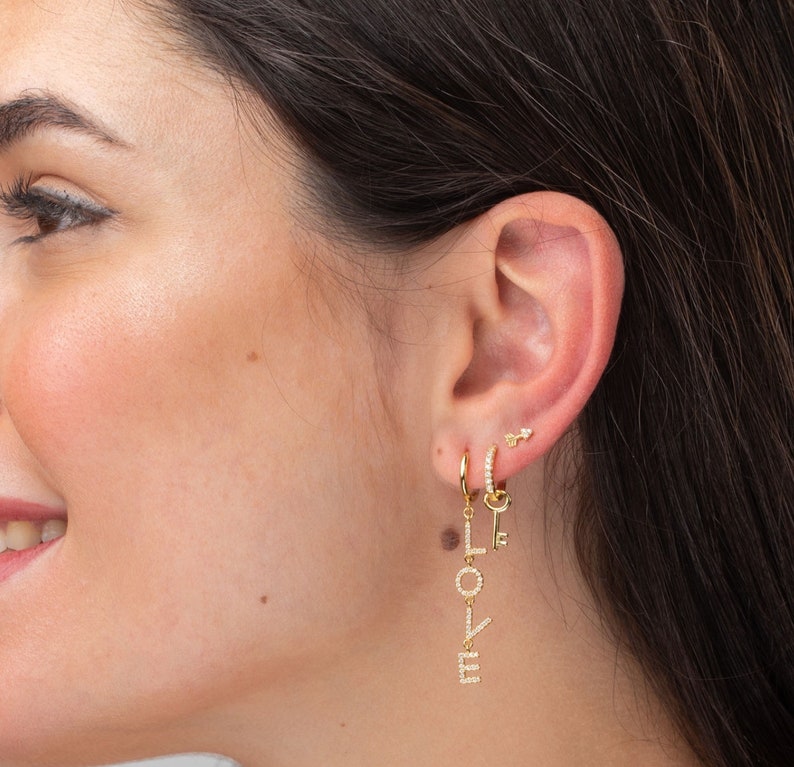 Boucles d'oreilles créoles zircons avec un pendentif clé, mini anneaux femme disponibles en argent ou doré, cadeaux image 5