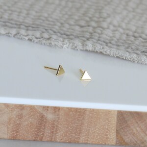 Petites puces d'oreilles triangles,mini clous d'oreilles femme disponibles en argent ou dorés, style minimaliste image 5