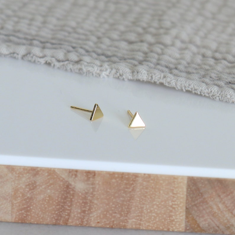 Petites puces d'oreilles triangles,mini clous d'oreilles femme disponibles en argent ou dorés, style minimaliste image 5