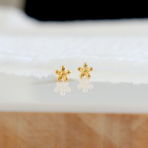 Petites puces d'oreilles fleurs,mini clous d'oreilles argent ou dorés pour femme,boucles d'oreilles minimalistes image 2