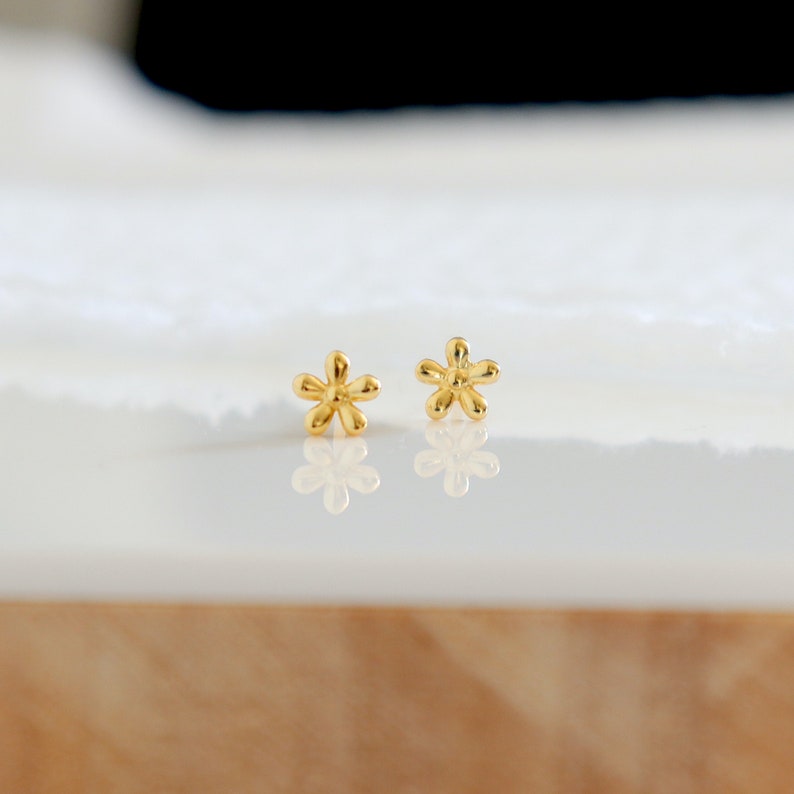 Kleine Blumenohrringe, Mini-Ohrstecker aus Silber oder Gold für Frauen, minimalistische Ohrringe Bild 2