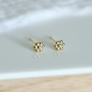 Petites boucles d'oreilles puces fleur boules,mini clous d'oreilles femme argent ou doré style minimaliste image 2