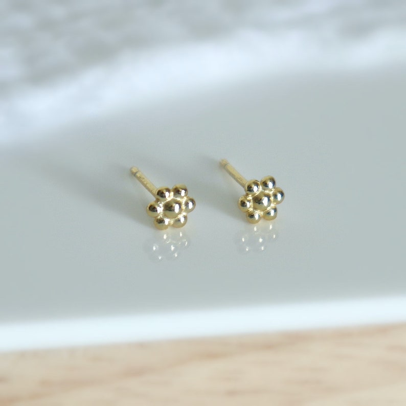 Petites boucles d'oreilles puces fleur boules,mini clous d'oreilles femme argent ou doré style minimaliste image 2