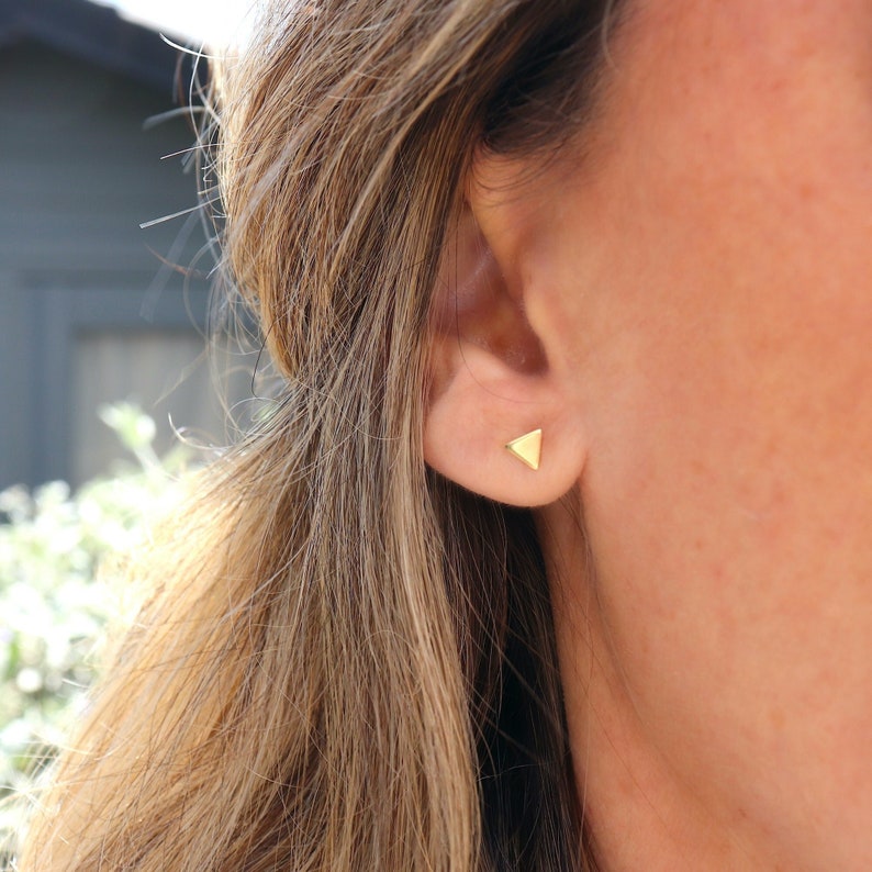 Petites puces d'oreilles triangles,mini clous d'oreilles femme disponibles en argent ou dorés, style minimaliste image 1