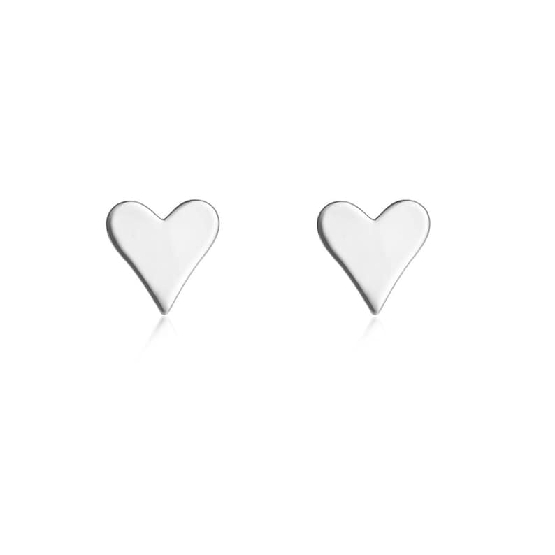 Petites boucles d'oreilles puces coeur,mini clous d'oreilles femme minimaliste disponibles en argent ou doré Argent