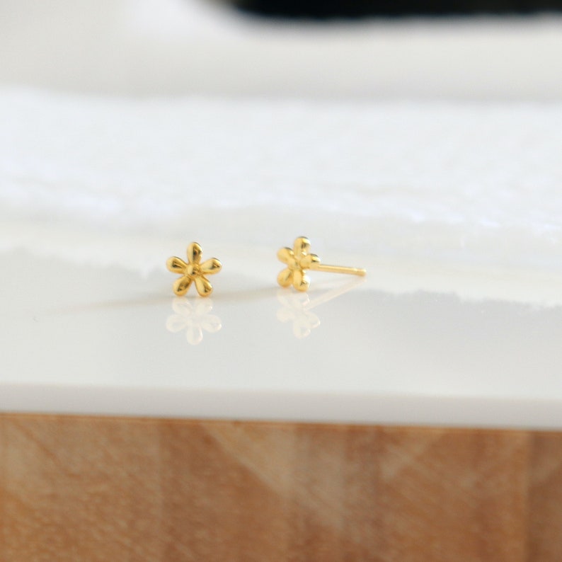 Kleine Blumenohrringe, Mini-Ohrstecker aus Silber oder Gold für Frauen, minimalistische Ohrringe Bild 7