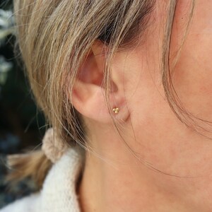 boucles d'oreilles puces trois boules, petits clous d'oreilles dorés ou argent, puces minimalistes femme image 5