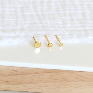 Petites boucles d'oreilles puces mini pastilles trois tailles disponibles,clous femme minimalistes en argent ou doré,vendus à la paire image 3