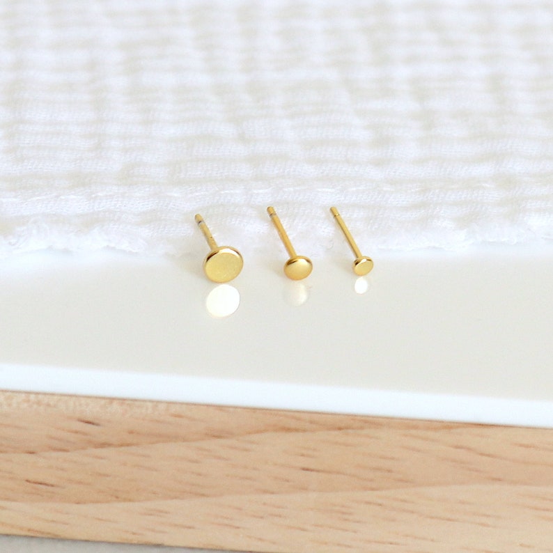 Petites boucles d'oreilles puces mini pastilles trois tailles disponibles,clous femme minimalistes en argent ou doré,vendus à la paire image 3