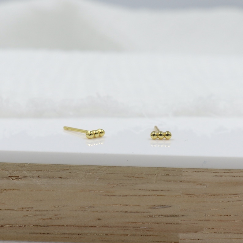 Kleine oorknopjes met drie kogels, minimalistische damesoorknopjes verkrijgbaar in 925 zilver of goud afbeelding 2