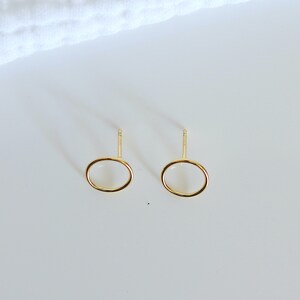 Petites boucles d'oreilles puces anneau rond, clous d'oreilles femme minimaliste en argent ou doré, cadeaux femme image 2