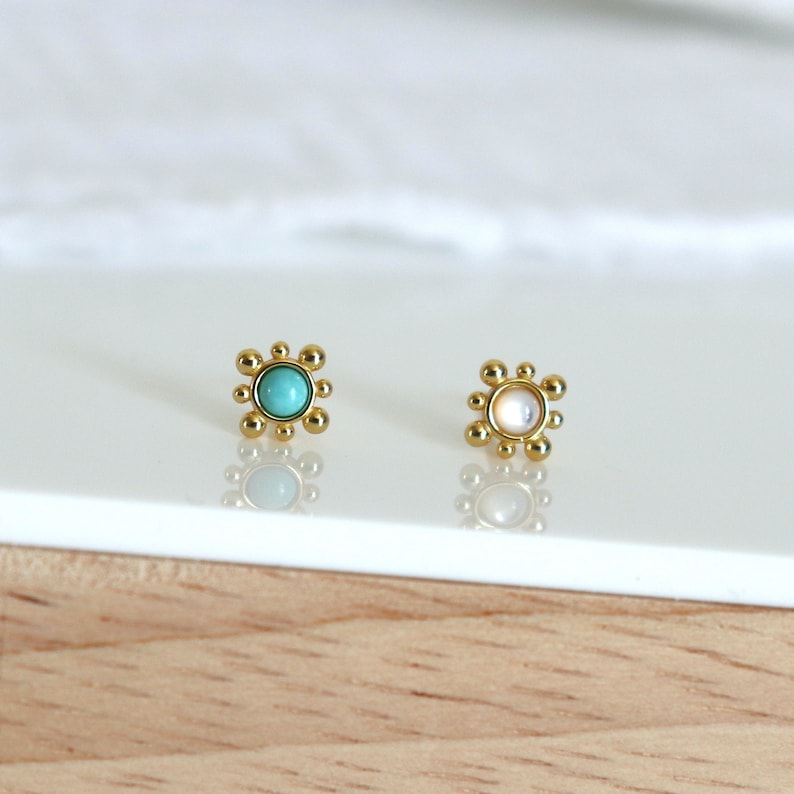 petites boucles d'oreilles puces turquoise ou nacre soleil boules,mini clous d'oreilles femme dorés style minimaliste, cadeaux image 1
