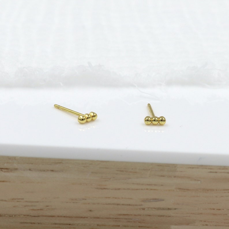 Petites boucles d'oreilles puces barre trois boules, clous d'oreilles femme minimalistes disponible en argent 925 ou dorés 画像 4