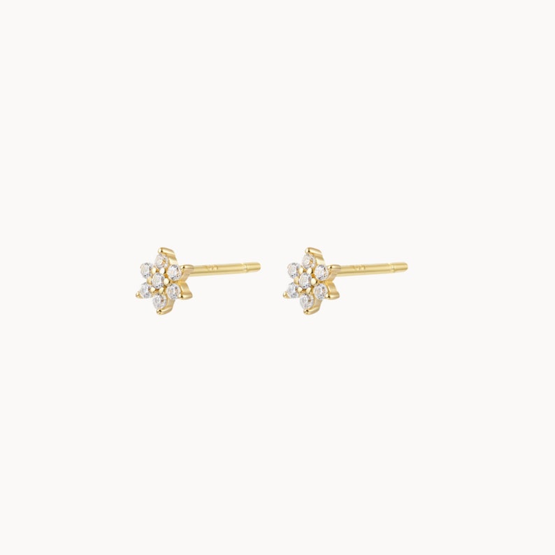 Small zircon flower stud earrings, these mini minimalist women's stud earrings are available in 3 colors, gift ideas White