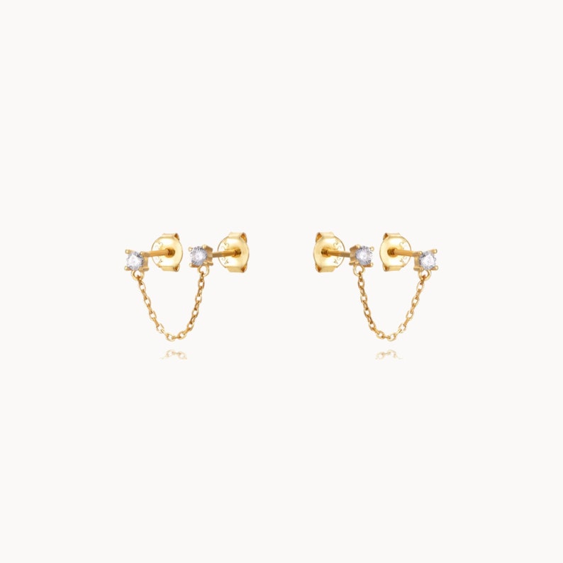 Boucles d'oreilles puces deux trous chaine et zircons, petits clous d'oreilles minimaliste femme en argent ou doré, cadeaux pour elle image 1