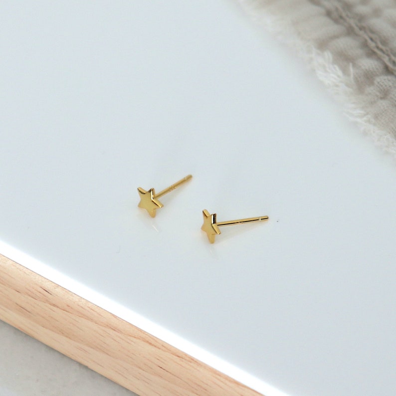 petites puces d'oreilles étoiles pour femme, mini clous d'oreilles minimalistes disponibles en argent ou dorés, cadeaux femme image 2