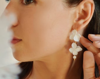 Boucles d’oreilles pendantes double fleurs éternelles blanches et perles – divers coloris