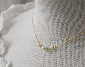 Fine necklace with 3 pearly pearls – minimalist and chic jewelry Ceremony