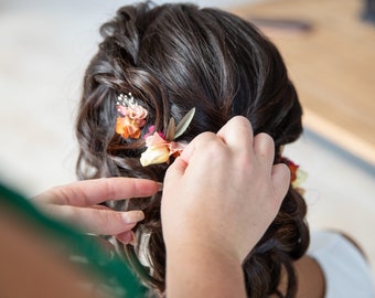 3 palillos de pelo de flores eternas de colores en fucsia, amarillo, naranja y hojas de olivo – joyería de boda colorida colección Flamenco