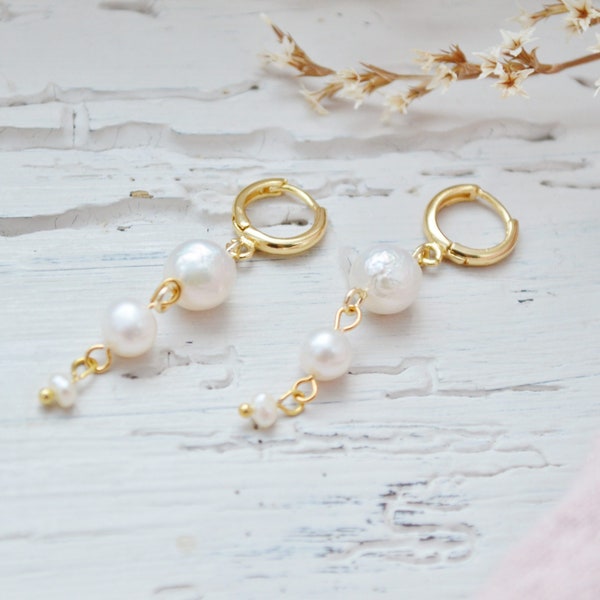 Boucles d’oreilles mini créoles , pendant 3 perles de culture – bijoux cérémonie chic.